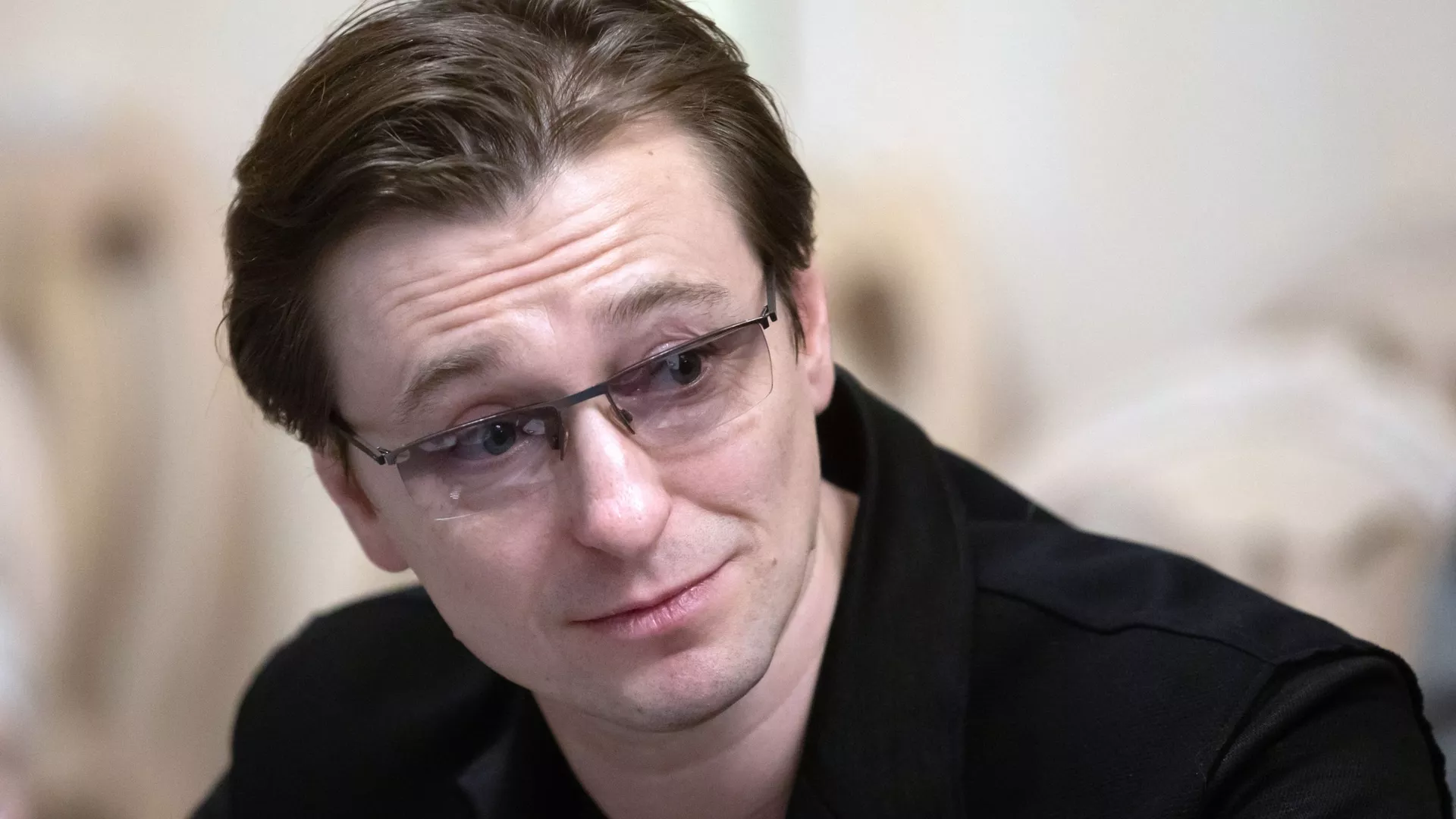 Суд начнет рассматривать иск Сергея Безрукова к предпринимательнице