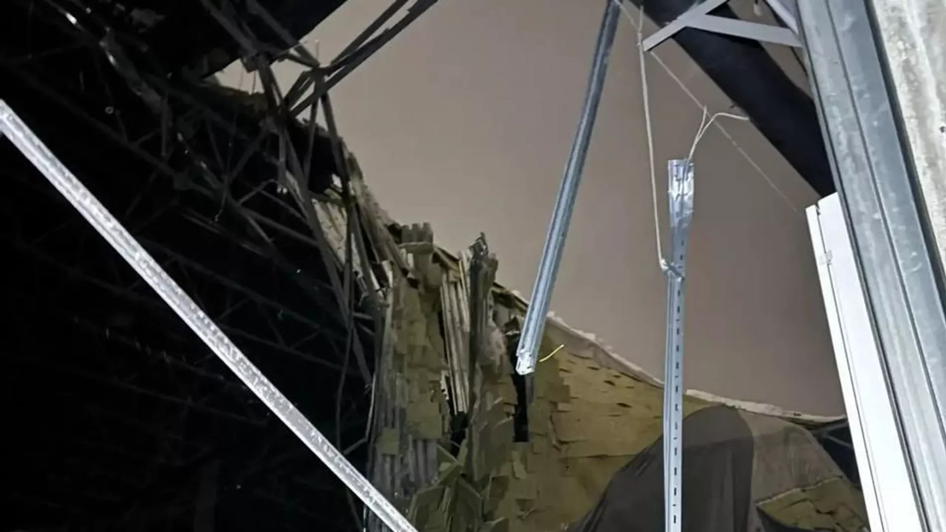 Обрушение кровли на складе Wildberries в Кузбассе: подробности инцидента