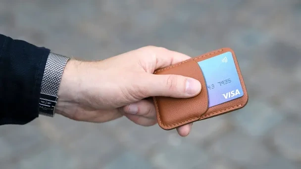 Следите за расчетами: памятка для владельцев зарубежных карт